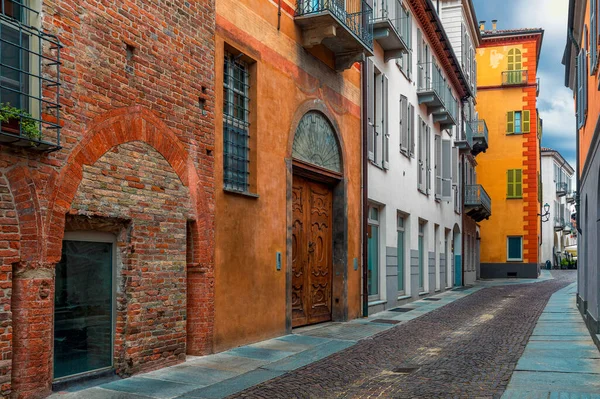 意大利北部皮埃蒙特阿尔巴老城区狭窄的鹅卵石街和五颜六色的房屋 — 图库照片