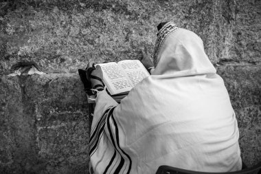 Tisha B 'Av' daki Batı Duvarı 'nda her yıl yapılan dualar, Yahudi tarihindeki felaketlerin ve Kudüs' teki Birinci ve İkinci Tapınak 'ın yıkılışının yıldönümü anısına yapılıyor..