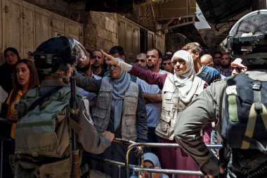 JERUSALEM, ISRAEL - 26 HAZİRAN 2015: Filistinliler Tisha B 'Av sırasında Eski Kudüs şehrinde Yahudilerin Tapınak Dağı' na çıkışını protesto ettiler..