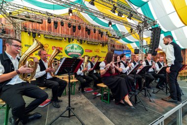 VIENNA, AUSTRIA - SEPTEMBER 28, 2018:: Oktoberfest - Viyana, Avusturya 'da gerçekleşen ünlü yıllık bira festivali Wiener-Fest sırasında sahnede müzik grubu sahne aldı.