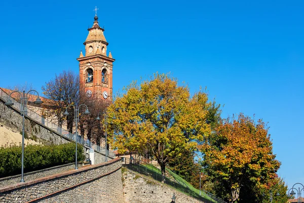 Antigua Iglesia Campanario Coloridos Árboles Otoñales Bajo Cielo Azul Pequeña — Foto de Stock