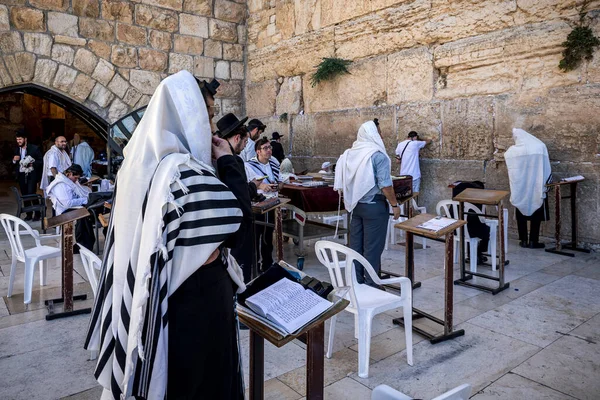 Jerusalem イスラエル 2019年7月14日 エルサレム旧市街の西壁で祈る正統派ユダヤ人のグループ 別名嘆きの壁またはコテル ユダヤ教の神聖な場所 — ストック写真