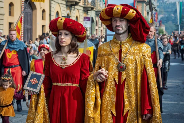 Alba Itálie 2019 Účastníci Historických Šatů Středověkém Průvodu Tradiční Část — Stock fotografie