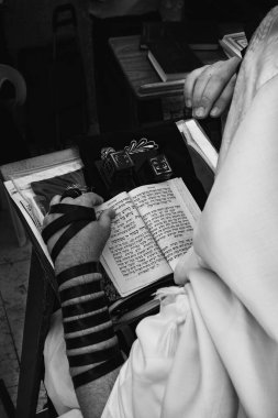 İsrail, Kudüs 'teki Ağlama Duvarı' nın (Kotel) yanında Tefilin ve Torah 'lı dua eden adamın yakın görüntüsü.