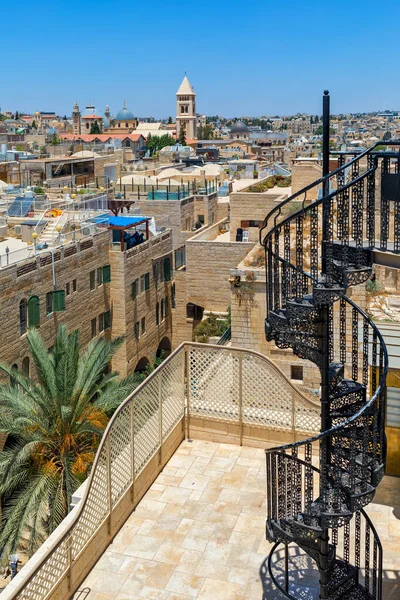 耶路撒冷旧城屋顶上的老式螺旋式楼梯和背景蓝天下的景观 — 图库照片
