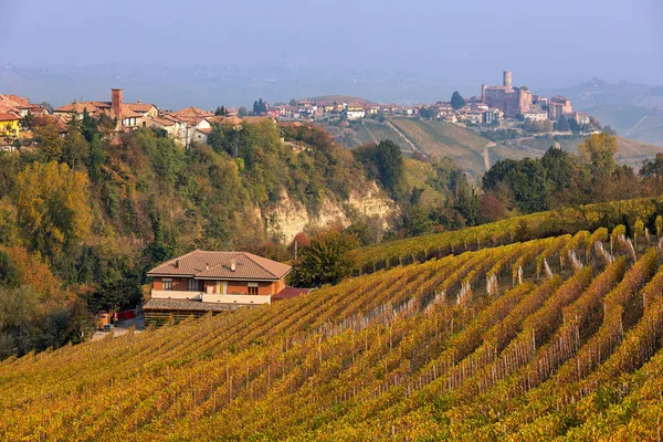 Vinhedos Outonais Nas Colinas Pequena Cidade Medieval Segundo Plano Piemonte — Fotografia de Stock