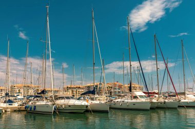 Frejus 'taki limana demirlemiş mavi gökyüzünün altındaki yatlar - Fransız Riviera' sındaki şehir ve popüler turizm beldesi.