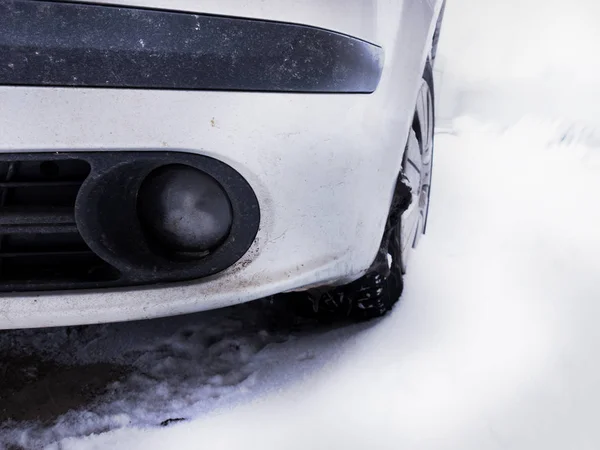 冬に雪で覆われて汚れた車 ロイヤリティフリーのストック写真
