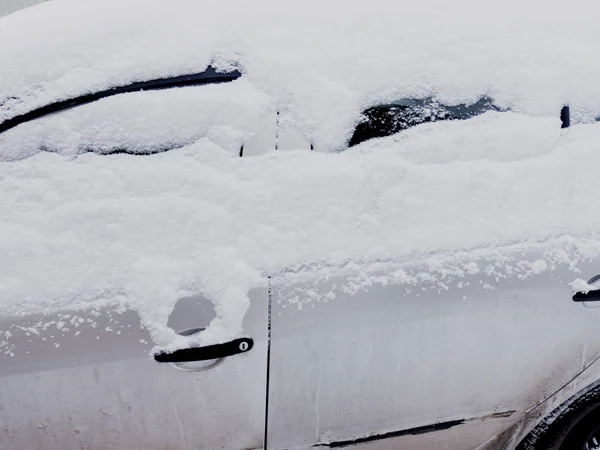 雪の中で汚れた車 ストック写真