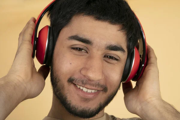 Hombre Joven Con Auriculares Escuchar Música Sobre Fondo Beige — Foto de Stock