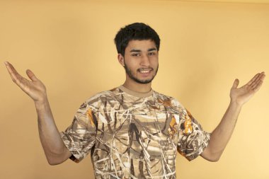 Genç adam kaldırsın kadar bej renkli arka plan üzerinde