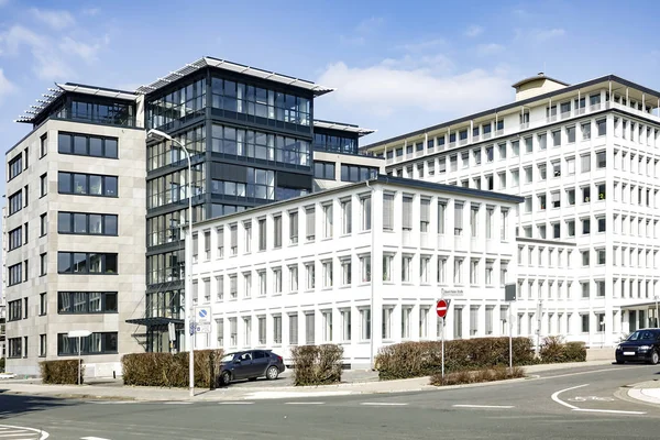 Moderne Bürohochhäuser Einer Straßenkreuzung Auf Der Anderen Straßenseite Vor Blauem — Stockfoto