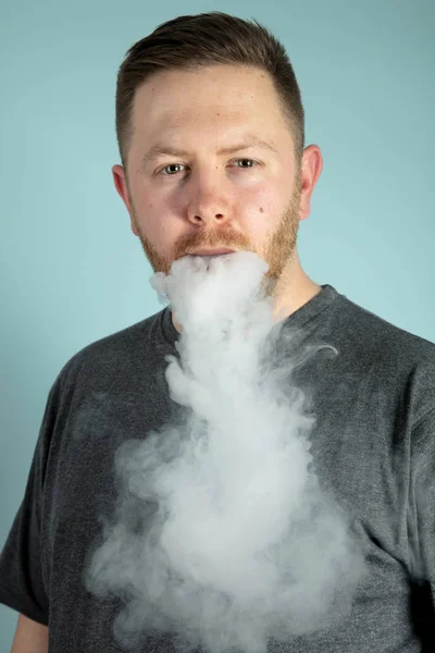 Joven Vapeando Fumando Cigarrillo Electrónico Con Una Nube Humo Oscureciendo —  Fotos de Stock