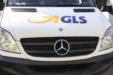 Wetzlar, Almanya - March25, 2018: Gls lojistik hizmet araba. Genel lojistik sistemleri 1999 yılında kurulan ve Amsterdam'da tabanlı bir Hollandalı İngiliz sahipli lojistik şirketidir