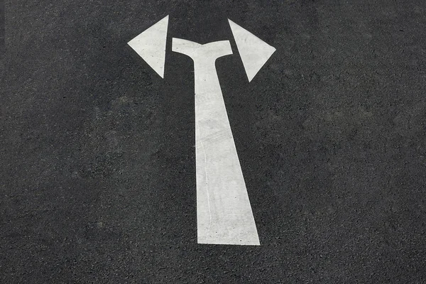 双指箭头画在沥青上的道路上 右箭头指示选择 机会和选择的概念转向 — 图库照片