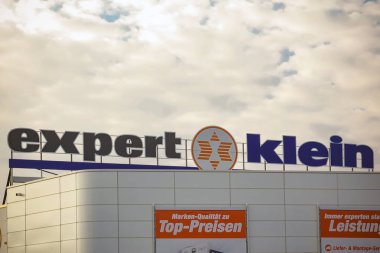 Giessen, Almanya - 25 Mart 2018: Uzman Klein Mağazası. Uzman Klein bir Alman elektronik mağazalar zinciri olan.