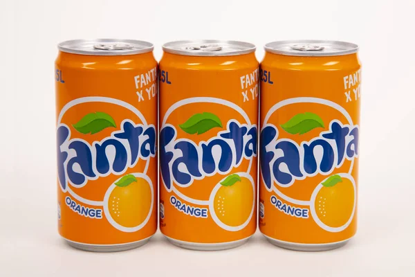 Huettenberg Alemanha Junho 2018 Três Latas Alumínio Refrigerante Fanta Orange — Fotografia de Stock