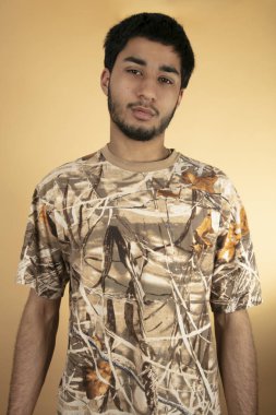 Bej arka planda duran genç adam