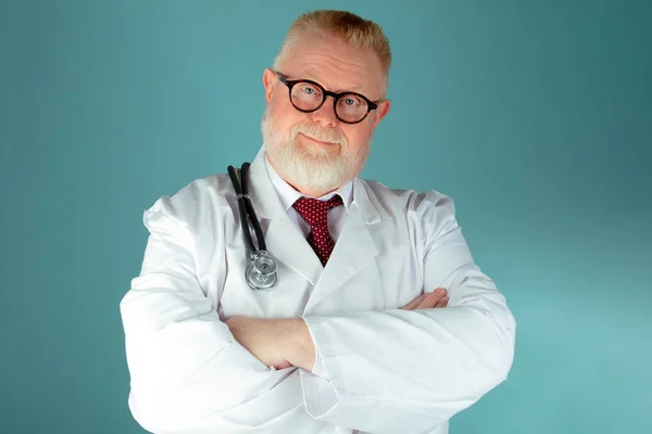Olgunlaştı Kendinden Emin Beyaz Erkek Tıp Doktoru Stetescope Mavi Zemin — Stok fotoğraf