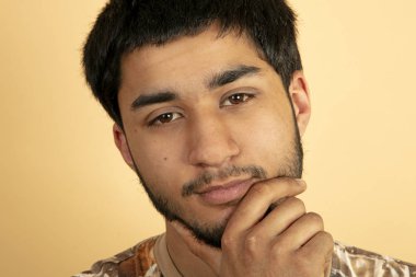 Bej arka planda arkadaş canlısı genç adam