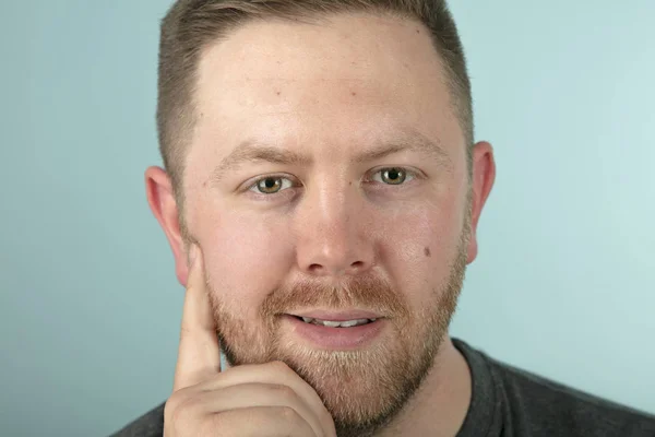 Baard Casual Jongeman Een Grijs Shirt Pensively Kijken Naar Camera — Stockfoto