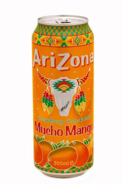 Huettenberg, Almanya - 6 Temmuz 2018: alüminyum kutu Arizona kovboy kokteyl Mucho Mango lezzet meşrubat beyaz arka plan üzerinde