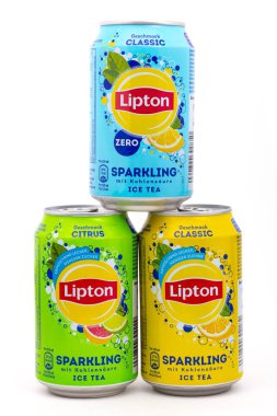 Huettenberg, Almanya - 6 Temmuz 2018: alüminyum kutu Lipton Icetea beyaz arka plan üzerinde izole.