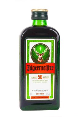 Huettenberg, Almanya - 26.06.2018: beyaz zemin üzerine izole Jaegermeister şişe içki içecek.