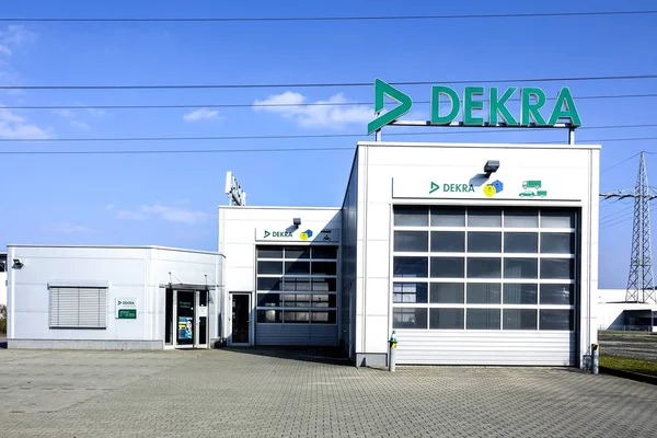 Mağaza önünde mavi gökyüzü arka plan - Dekra Wetzlar - Almanya-25 Mart 2018 - Dekra logosuna otomotiv teknik muayene zinciridir