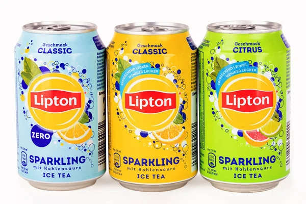 Huettenberg, Almanya - 26 Haziran 2018: üç alüminyum kutu Lipton Icetea beyaz arka plan üzerinde izole.