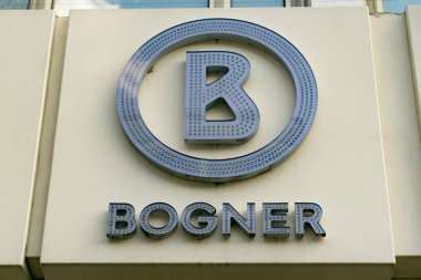 Wiesbaden, Almanya - 03 Haziran 2018: Bogner bir cephe logosuna. Bogner moda outlet mağaza, Bogner-özel marka erkek ve kadın moda.