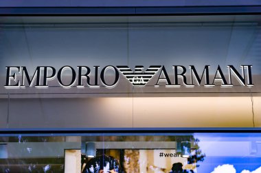 Wiesbaden, Almanya - 03 Haziran 2018: Emporio Armani bir cephe logosuna. Armani Giorgio Armani tarafından 1975 yılında kurulan bir uluslararası moda evi.