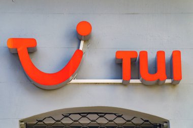 Wiesbaden, Almanya - 03 Haziran 2018: Tui logosuna bir cephe. TUI grup Hannover merkezi bulunan en büyük seyahat ve Turizm Dünya firmasıdır.