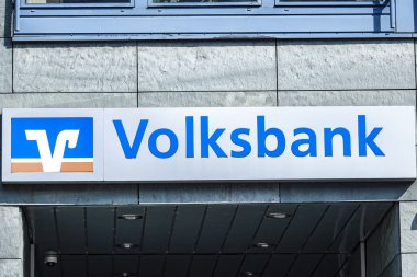 Wetzlar Almanya - 25 Mart 2018: Alman Kredi Birliği - Volksbank Raiffeisenbank, Almanya logosu işaretiyle
