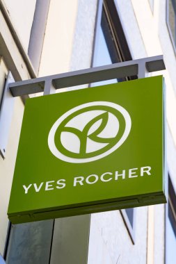 Wiesbaden, Almanya - 03 Haziran 2018: Yves Rocher bir cephe logosuna. Yves Rocher bir uluslararası vücut bakım ürünleri üreticisidir.