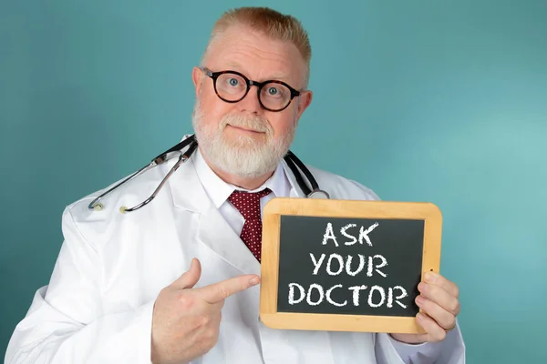 Docteur Avec Des Lunettes Tenant Tableau Noir Avec Demandez Votre — Photo