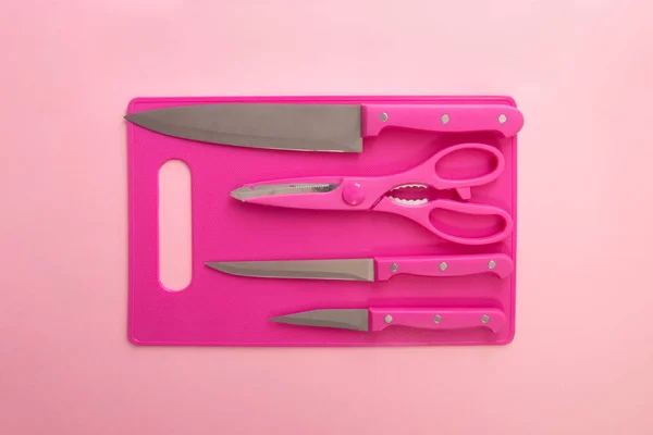 粉红色厨房板和粉红色纸盒的厨房工具 — 图库照片