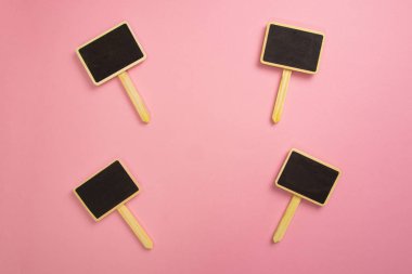Pembe kağıt üzerinde dört küçük boş chalkboards