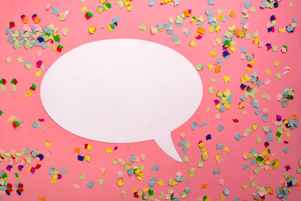 Papier Bubble Speech Avec Confettis Colorés Sur Carton Rose — Photo