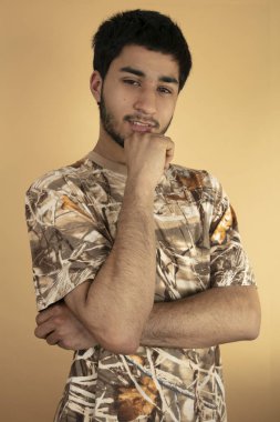Bej arka planda duran genç adam