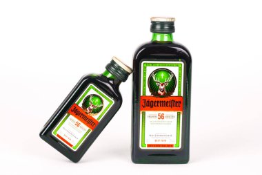 Huettenberg, Almanya 26.06.2018: Jgermeister şişe içki içmek izole üzerinde beyaz arka plan.