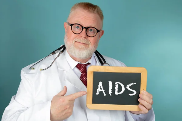 Ιατρός Γυαλιά Κρατώντας Μαυροπίνακας Aids Γράμματα Μπλε Backgroun — Φωτογραφία Αρχείου