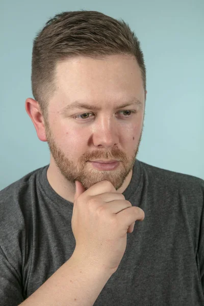 Casual Jongeman Een Grijs Shirt Pensively Kijken Naar Camera Met — Stockfoto