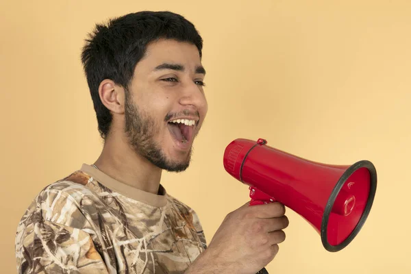 Giovane Uomo Che Grida Vivavoce Sfondo Beige — Foto Stock