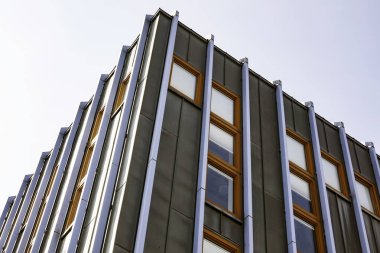 Windows bir sürü parlak gökyüzü ile ofis binası