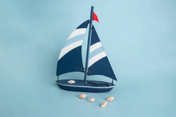 Деревянная Игрушечная Лодка Раковинами Ярко Голубом Фоне — стоковое фото