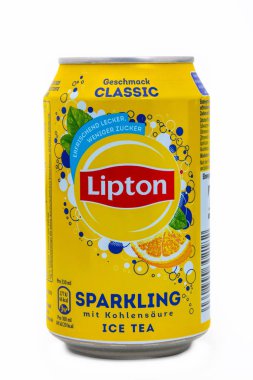 Huettenberg, Almanya - 6 Temmuz 2018: alüminyum kutu Lipton Icetea beyaz arka plan üzerinde izole.