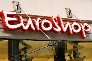 Wiesbaden, Almanya - 03 Haziran 2018: Euroshop logosuna bir cephe. Euroshop Alman ucuz İndirimcisi zinciri olsun.