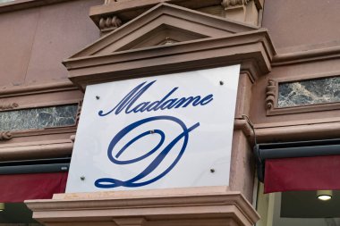 Wiesbaden, Almanya - 03 Haziran 2018: Madam D logo bir cephe üzerinde. Madam D moda outlet mağazası.