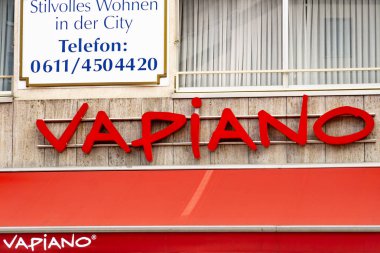 Wiesbaden, Almanya - 03 Haziran 2018: Vapiano logosuna bir cephe. Vapiano bir Alman Restoran franchise olduğunu. Zincir 's Restoran İtalyan gıda fast casual ilkesine göre teklif